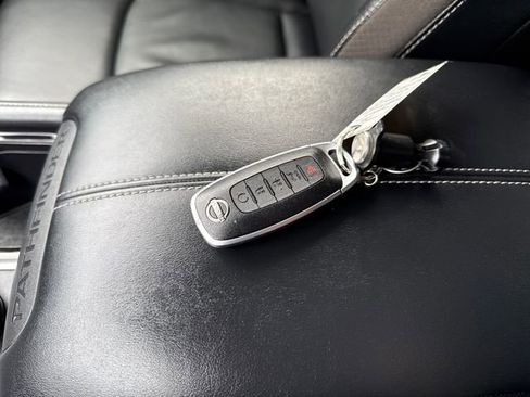 Used 2023 Nissan Pathfinder SL w/ Black Appearance Package image 30