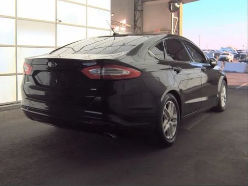 Used 2016 Ford Fusion SE FWD image 2
