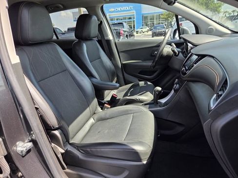 Used 2017 Chevrolet Trax LT w/ LT Convenience Package AWD/4WD image 17