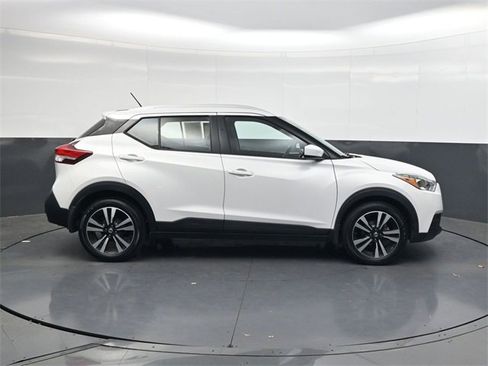Used 2019 Nissan Kicks SV image 3