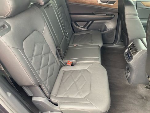 Used 2025 Volkswagen Atlas SE AWD/4WD image 17