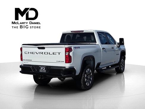 Used 2022 Chevrolet Silverado 2500 Custom w/ Custom Value Package image 5