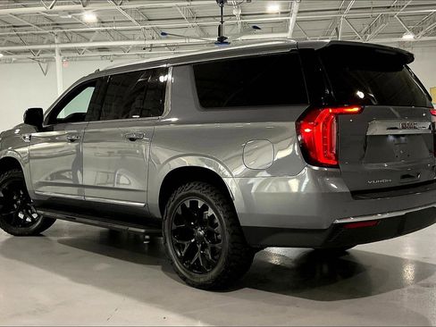 Used 2021 GMC Yukon XL SLT w/ SLT Premium Package image 3