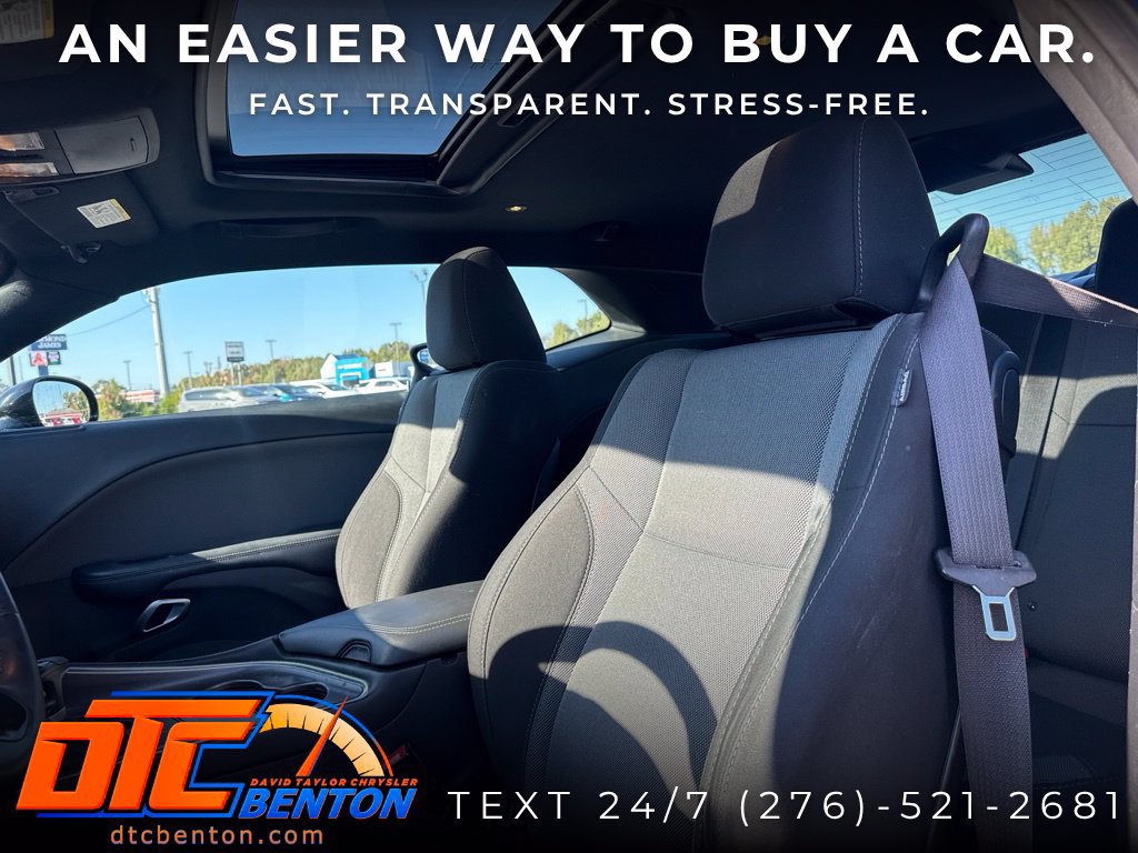 Used 2016 Dodge Challenger SXT w/ Driver Convenience Group RWD image 6