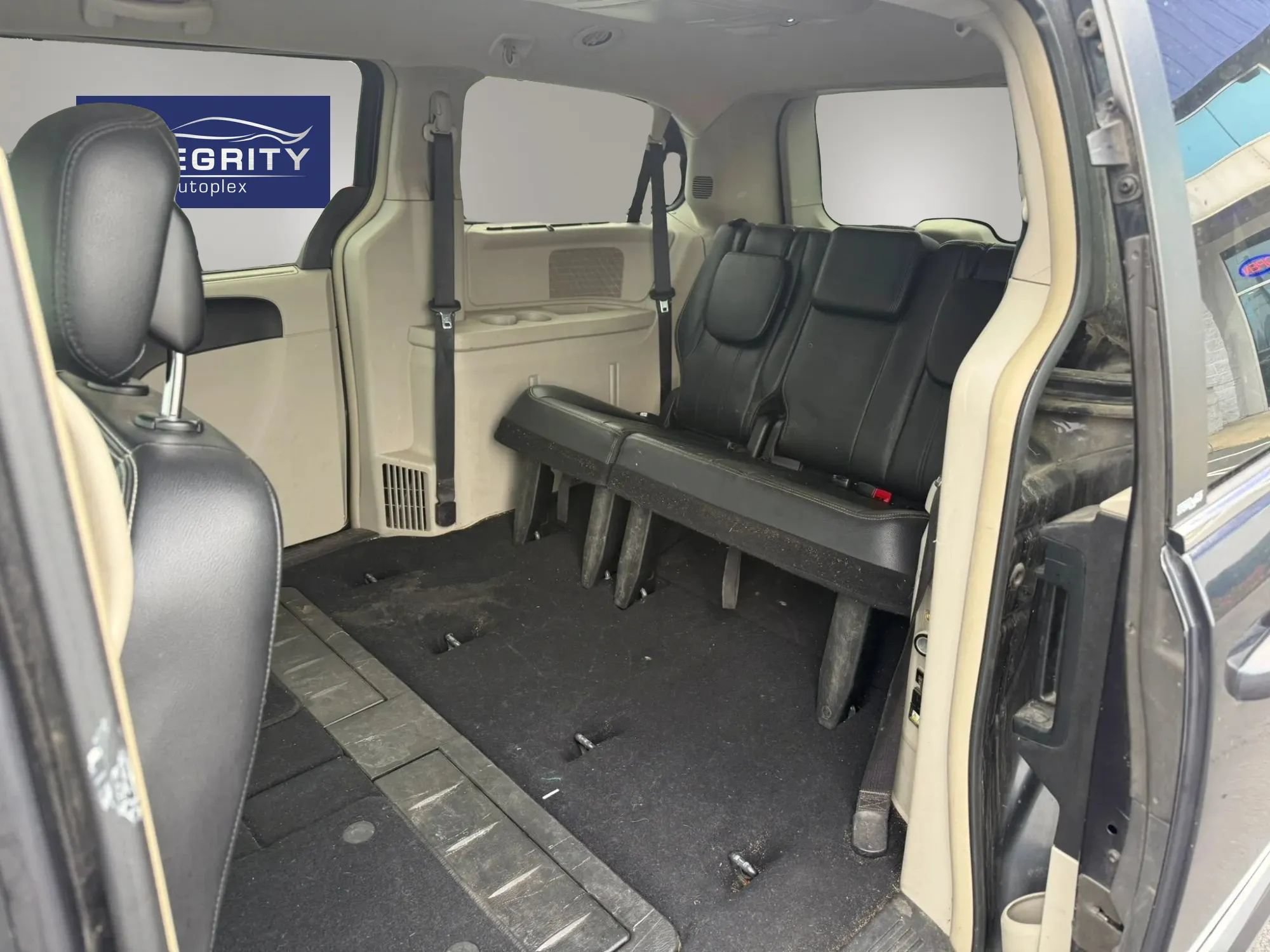 Used 2014 Chrysler Town & Country Touring FWD image 10