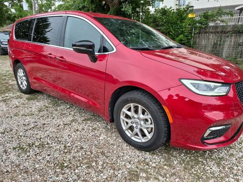 Used 2025 Chrysler Pacifica Select image 4