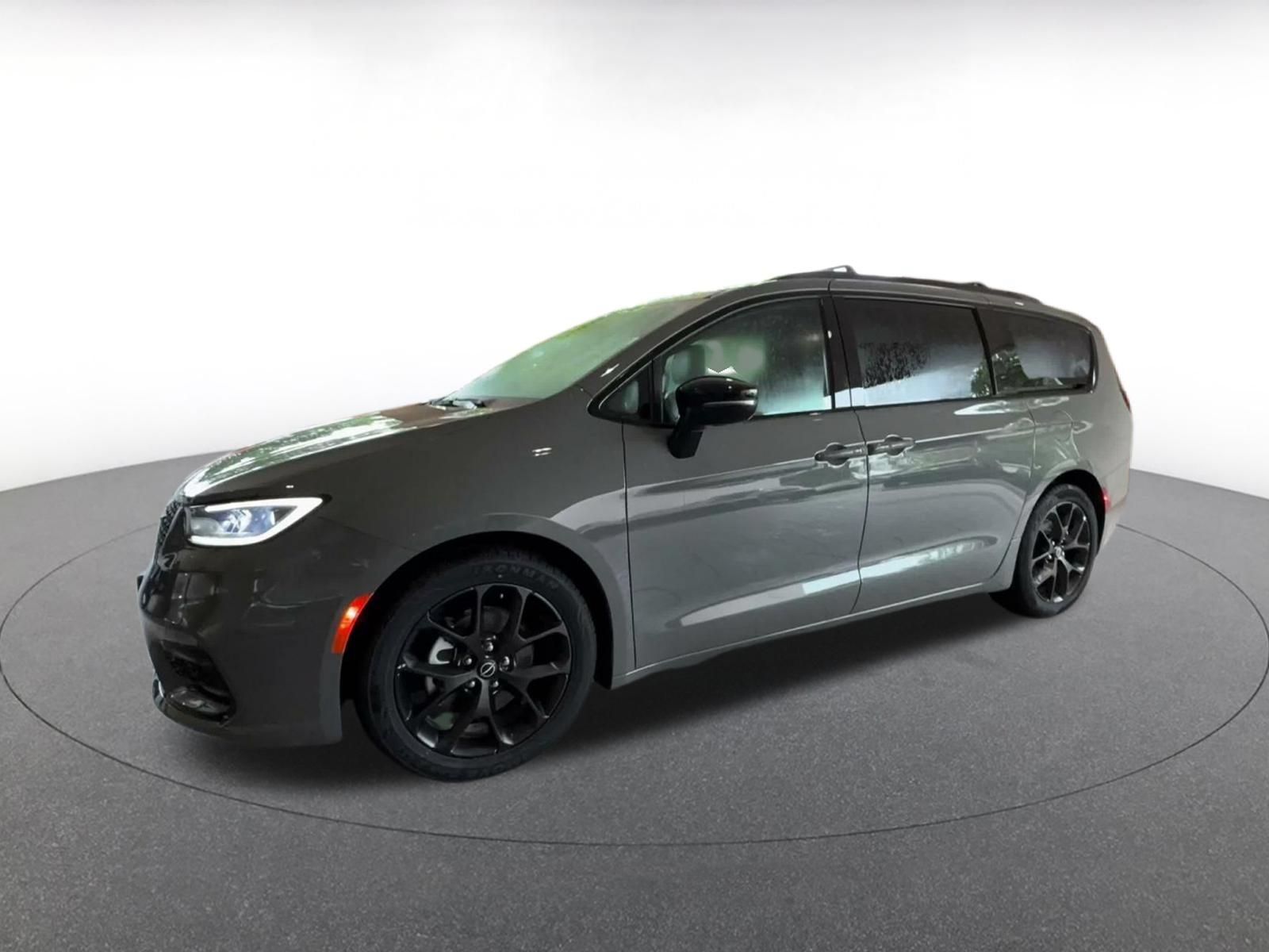 Used 2025 Chrysler Pacifica Limited FWD image 9
