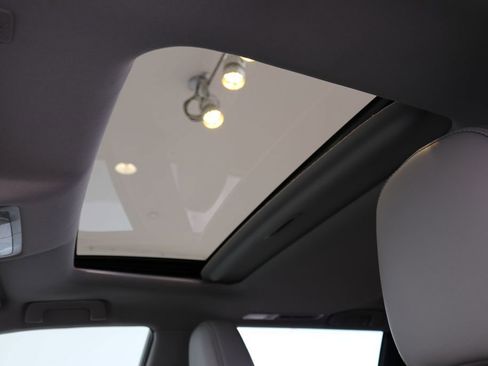 Used 2019 Toyota Highlander XLE image 17