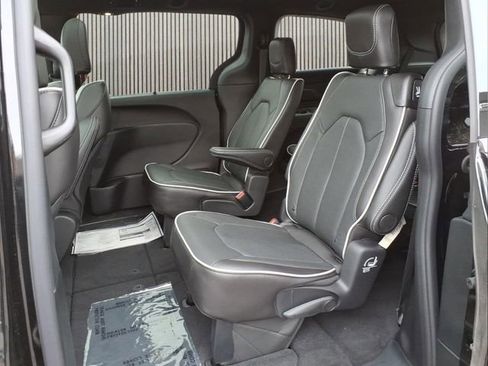 New 2027 Chrysler Pacifica Limited AWD/4WD image 6
