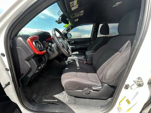 Used 2018 Toyota Tacoma TRD Off-Road AWD/4WD image 12