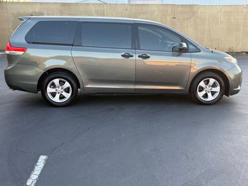 Used 2012 Toyota Sienna FWD image 4