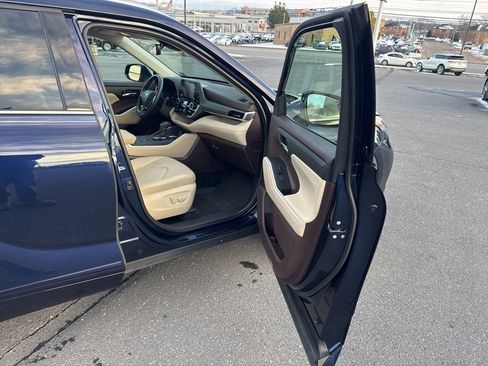 Used 2021 Toyota Highlander XLE image 28