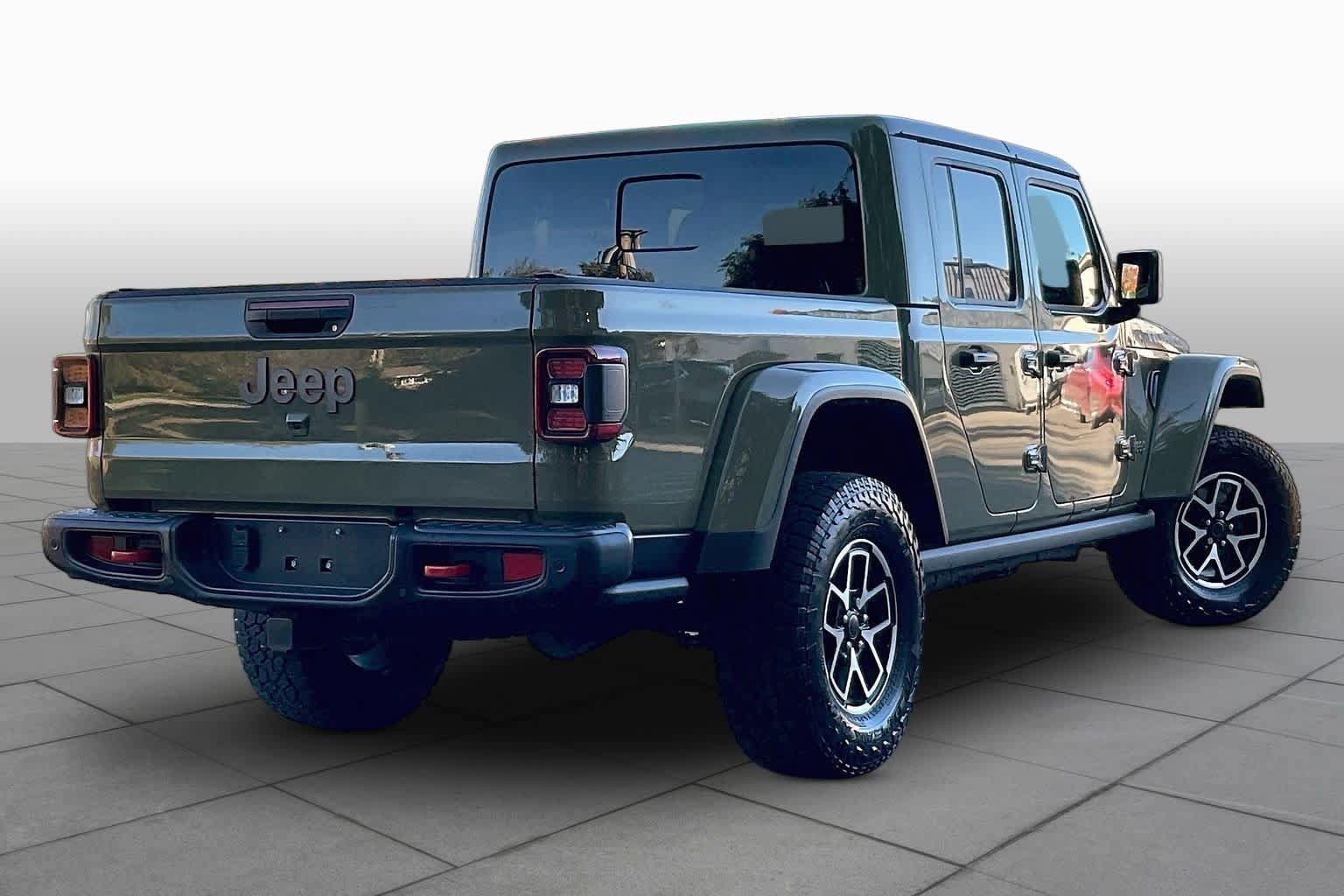 Used 2025 Jeep Gladiator Rubicon AWD/4WD image 11