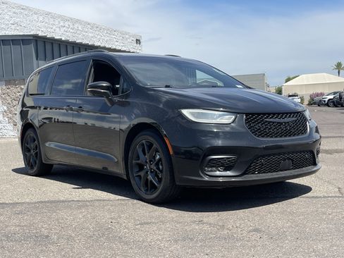 Used 2021 Chrysler Pacifica Touring-L w/ Premium & Safety Sphere Group FWD image 7