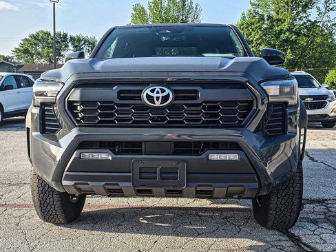 Used 2024 Toyota Tacoma TRD Off-Road image 2