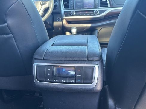 Used 2016 Toyota Highlander Limited FWD image 18