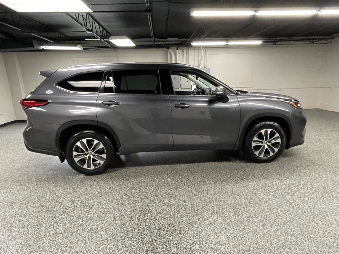 Used 2021 Toyota Highlander XLE AWD/4WD image 5