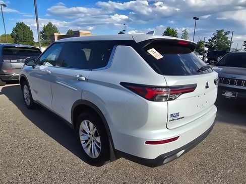 Used 2025 Mitsubishi Outlander ES AWD/4WD image 3