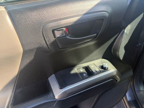 Used 2017 Toyota Tacoma SR5 w/ Tow Package image 11