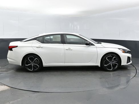 New 2025 Nissan Altima 2.5 SR image 11