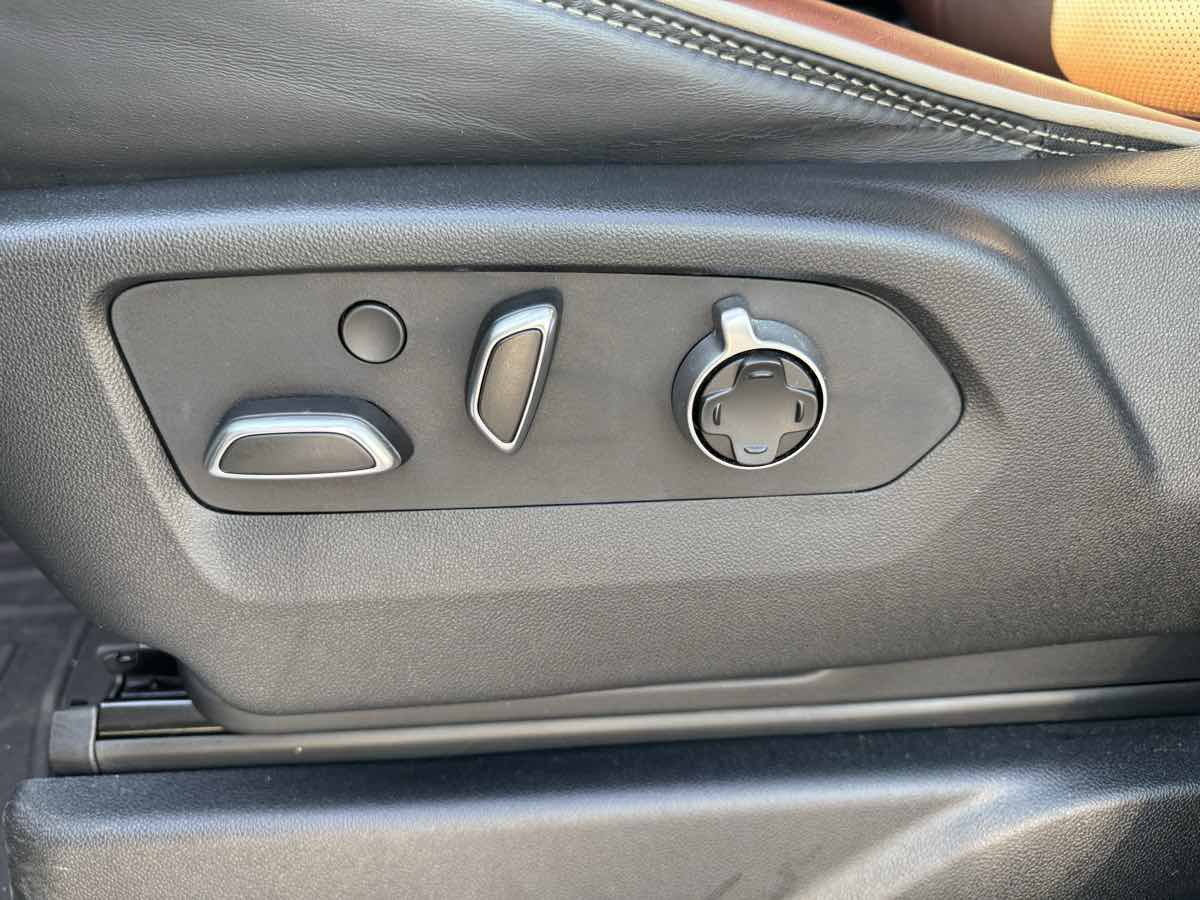 Used 2023 GMC Yukon Denali Ultimate AWD/4WD image 17
