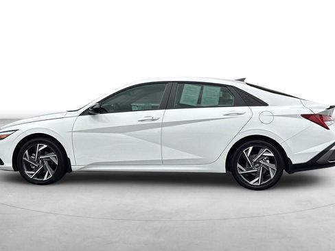 Certified 2025 Hyundai Elantra SEL image 3