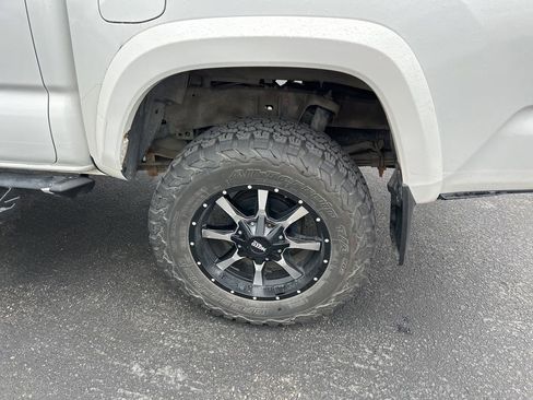 Used 2017 Toyota Tacoma TRD Sport AWD/4WD image 18