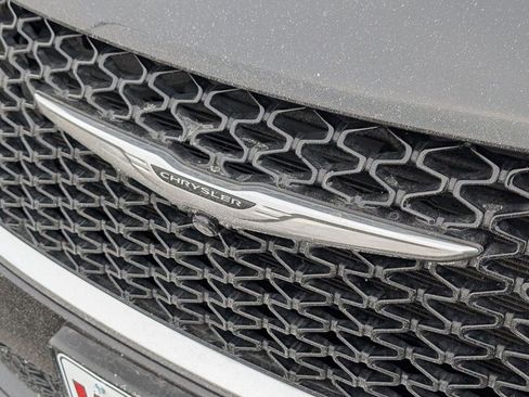 Used 2023 Chrysler Pacifica Touring-L image 12