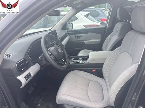 Used 2023 Honda Pilot LX image 3