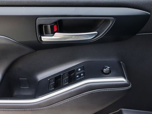 Used 2020 Toyota Highlander XLE image 41