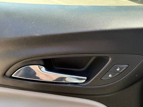 Used 2019 Chevrolet Equinox LS FWD image 12