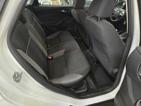 Used 2014 Ford Focus SE w/ SE Winter Package FWD image 7