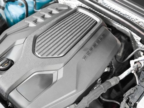 Certified 2023 Porsche Macan image 12