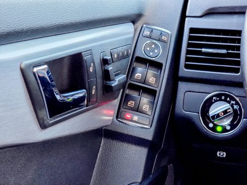 Used 2010 Mercedes-Benz GLK 350 4MATIC image 24