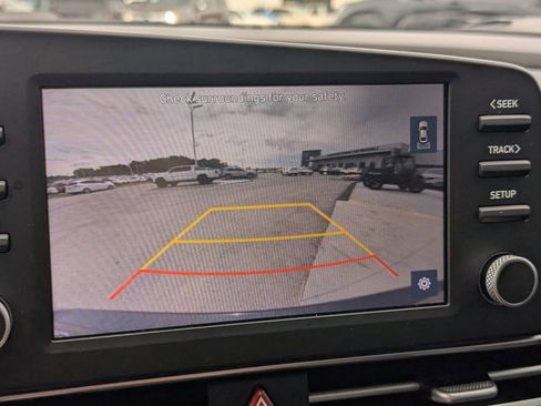 Used 2023 Hyundai Elantra SE FWD image 4
