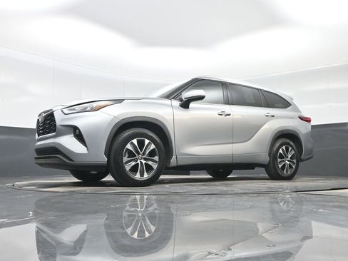 Used 2020 Toyota Highlander XLE FWD image 26