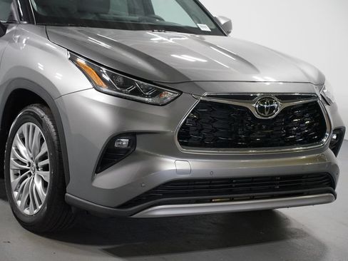 Certified 2026 Toyota Highlander Platinum AWD/4WD image 4