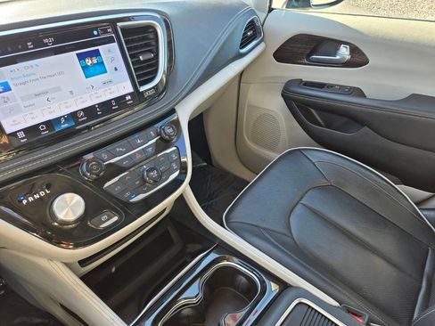 Used 2024 Chrysler Pacifica Limited image 31