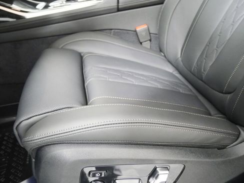 Used 2026 BMW X7 M60i image 10