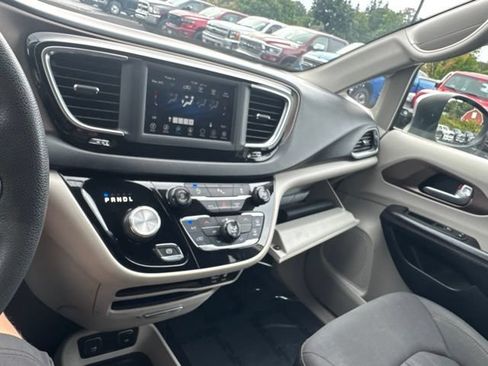 Certified 2018 Chrysler Pacifica Touring w/ Security Group FWD image 24
