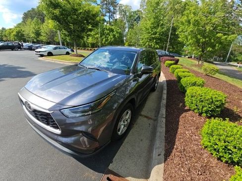 Used 2021 Toyota Highlander L image 3