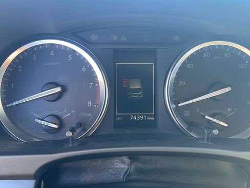 Used 2018 Toyota Highlander XLE image 11