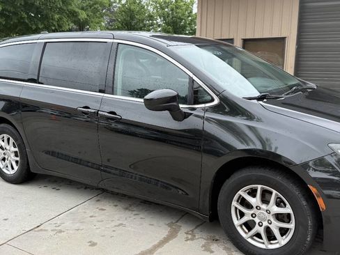 Used 2017 Chrysler Pacifica Touring FWD image 12
