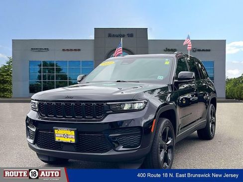 Used 2023 Jeep Grand Cherokee Altitude AWD/4WD image 2