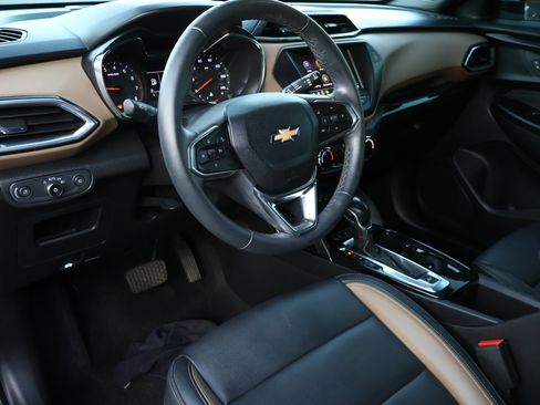 Used 2021 Chevrolet TrailBlazer ACTIV w/ Driver Confidence Package FWD image 2