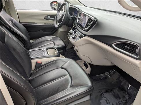 Used 2023 Chrysler Pacifica Touring-L FWD image 23