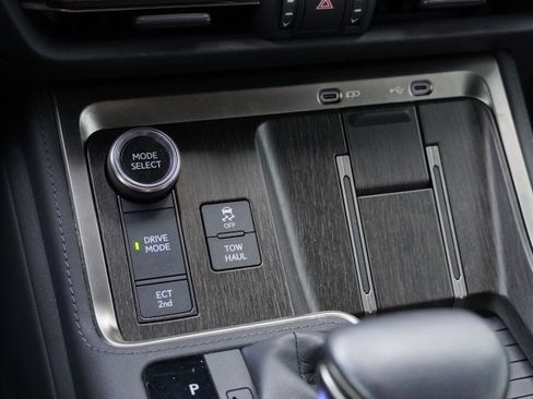 Used 2024 Lexus GX 550 w/ Accessory Package (Z1) AWD/4WD image 24