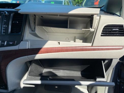 Used 2013 Toyota Sienna XLE w/ Premium Pkg image 36