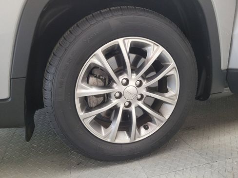 Used 2019 Jeep Cherokee Latitude Plus FWD image 31