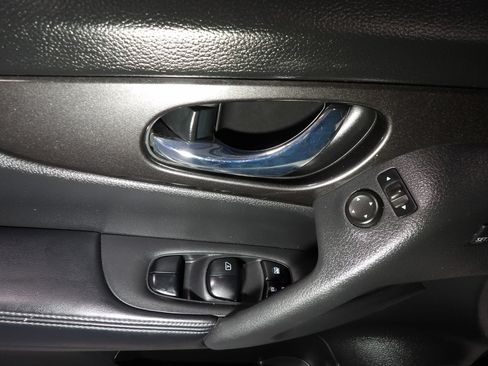 Used 2019 Nissan Rogue SV w/ Premium Package AWD/4WD image 9